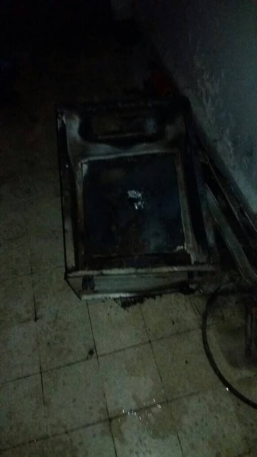 داخل المنزل المحترق.