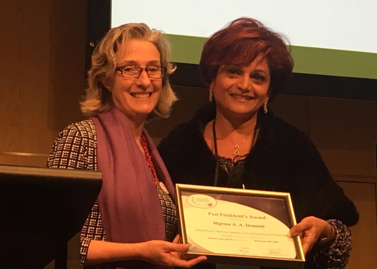 النقيبة د. ميرنا أبي عبدالله ضومط لدى إستلامها الجائزة 