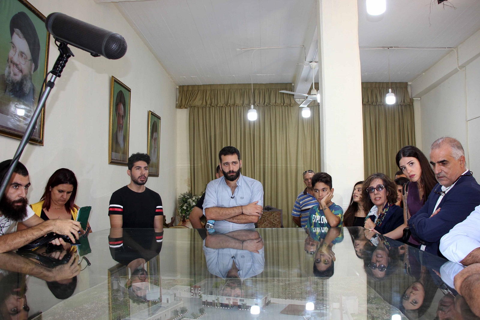 في قاعة المعتقل