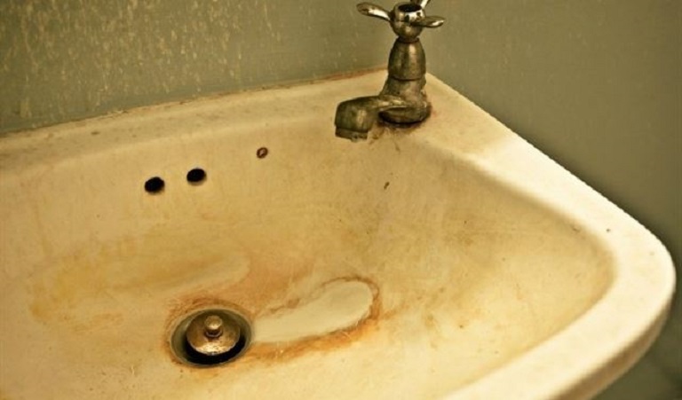 سكّان بيروت الكبرى يستحمّون بالمجارير!