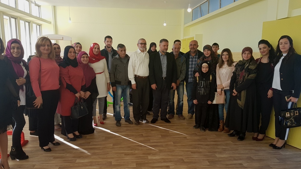 صورة تذكارية تجمع النائب فياض مع الهيئة التعليمية وفالعيات