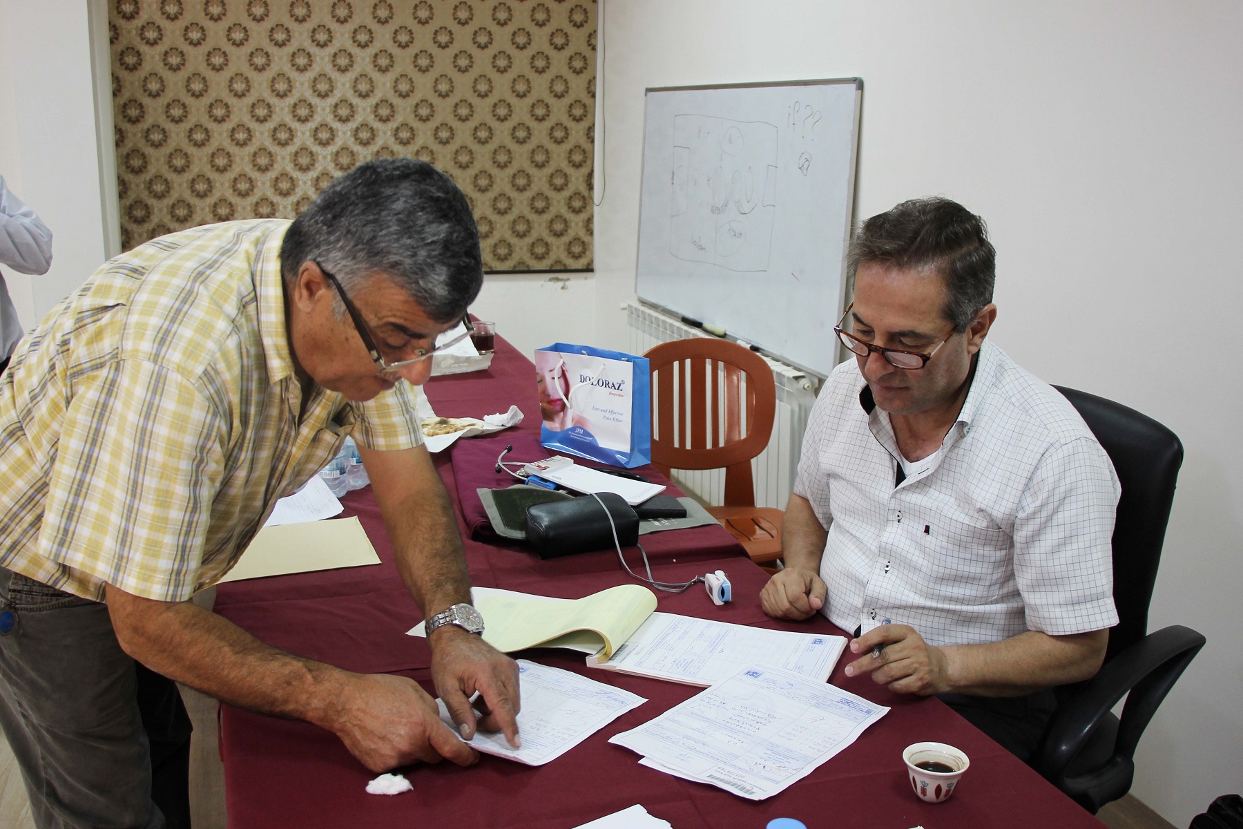 الدكتور نبيل خريس يعاين أحد المرضى