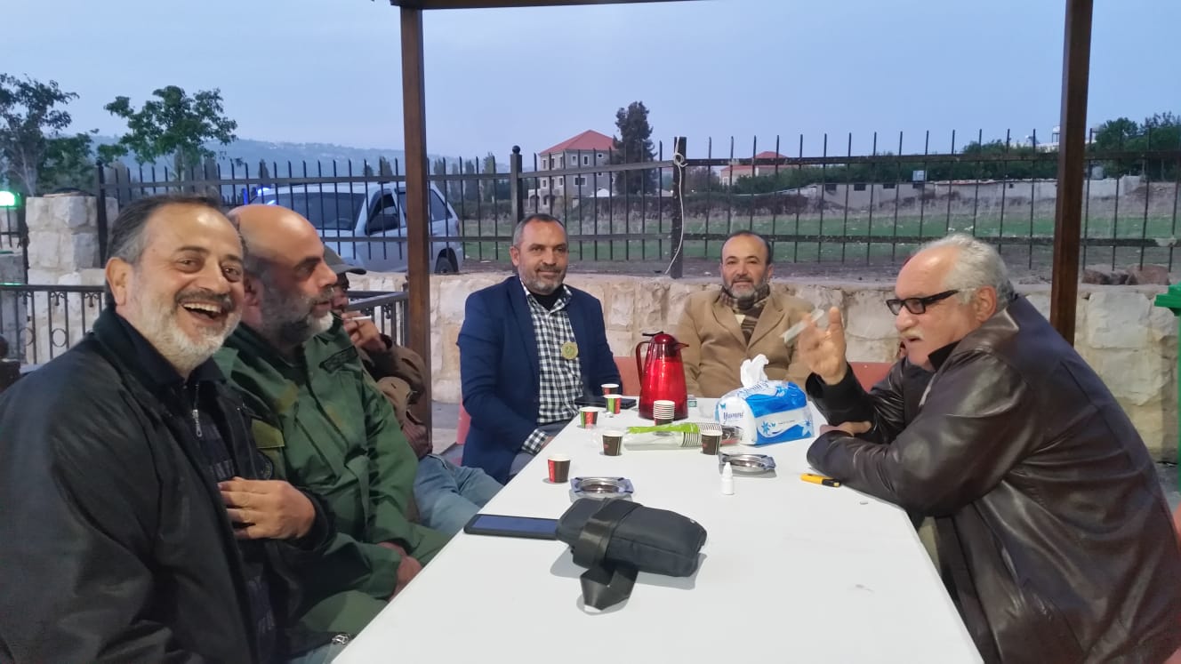 الكاتب محمود عبدالله ورئيس البلدية الدكتور علي عبدالله وأصدقاء  في حديقة نبع الرقيقة