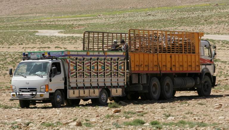 خردة يتم تهريبها من سوريا إلى لبنان (Getty)