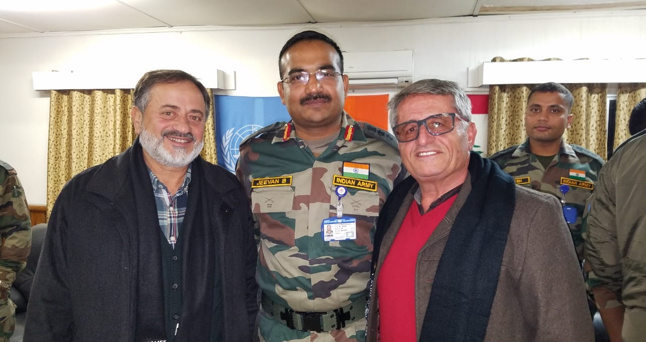 قائد الكتيبة الهندية في اليونيفيل العقيد جيفان لامان متوسطاً الزميلين أسعد رشيدي ومحمود عبدالله