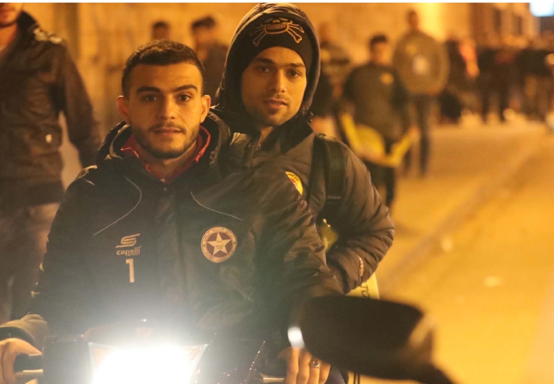 غادر لاعب العهد حسين دقيق مع حارس النجمة علي السبع على دراجة نارية بعد مباراة الفريقين الأخيرة