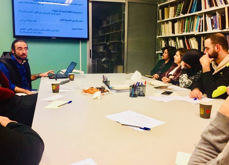 خليفة ملقياًُ محاضرته