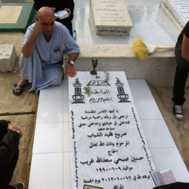 كنت هون يا غالي عم تقرأ الفاتحة علي قبر ابنك، انت اليوم بجواره... سبحان الحي الذي لا يموت