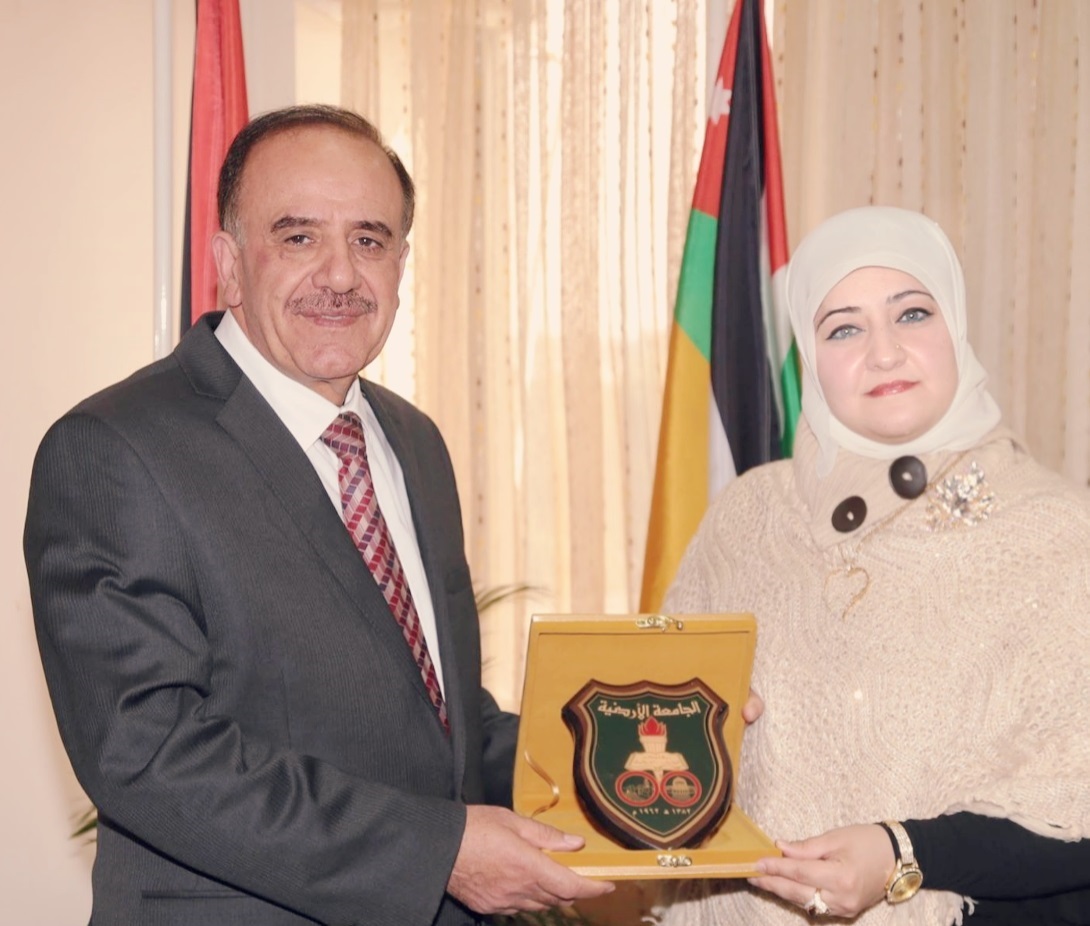 الدكتور عبد الكريم القضاة رئيس الجامعة الأردنيّة يكرّم الروائية الدكتورة سناء الشعلان