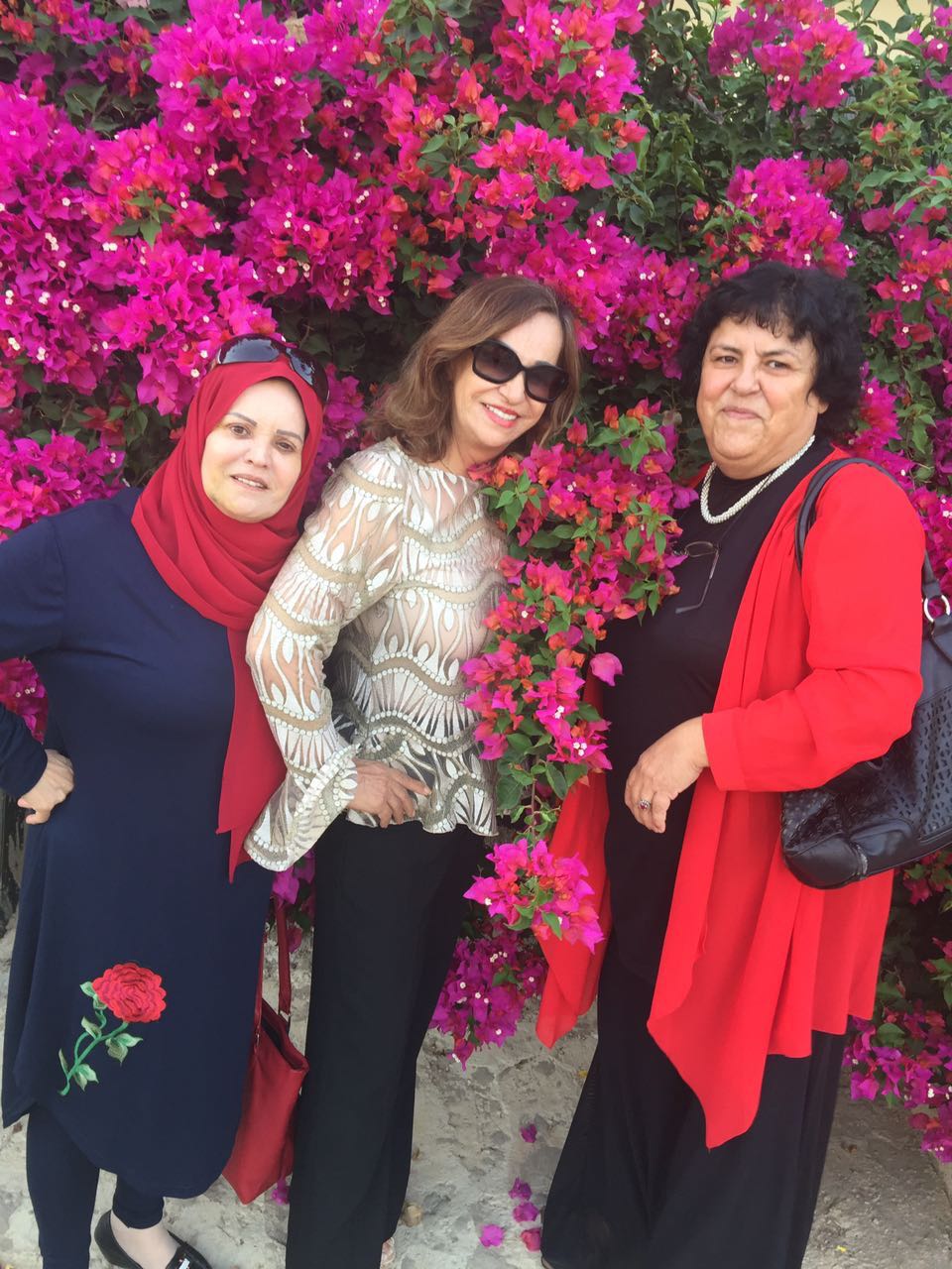 الترابط العائلي والصداقة الحقّة.. سرّ السعادة