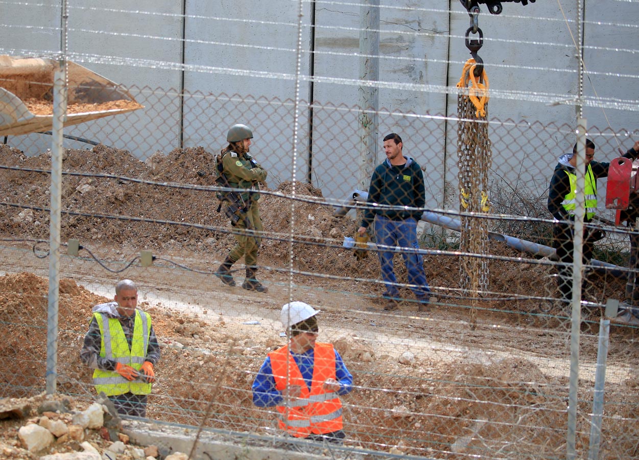 الإسرائيليون ماضون في الجدار بتناغم كامل مع الأميركيين