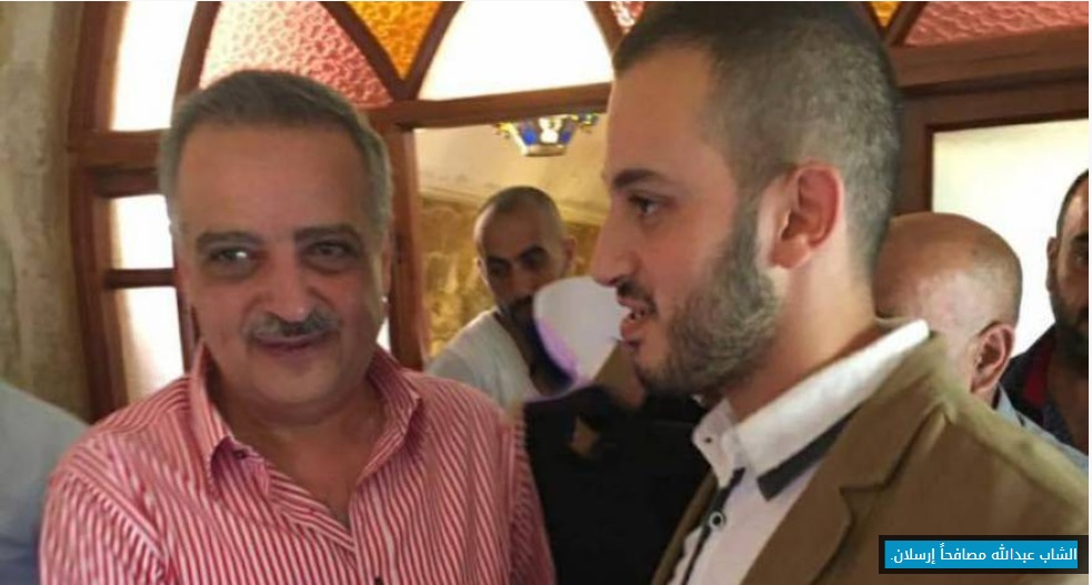 الشاب عبدالله مصافحاً إرسلان.