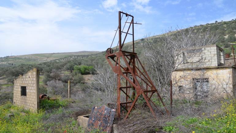 جزء من منشأة استخراج \