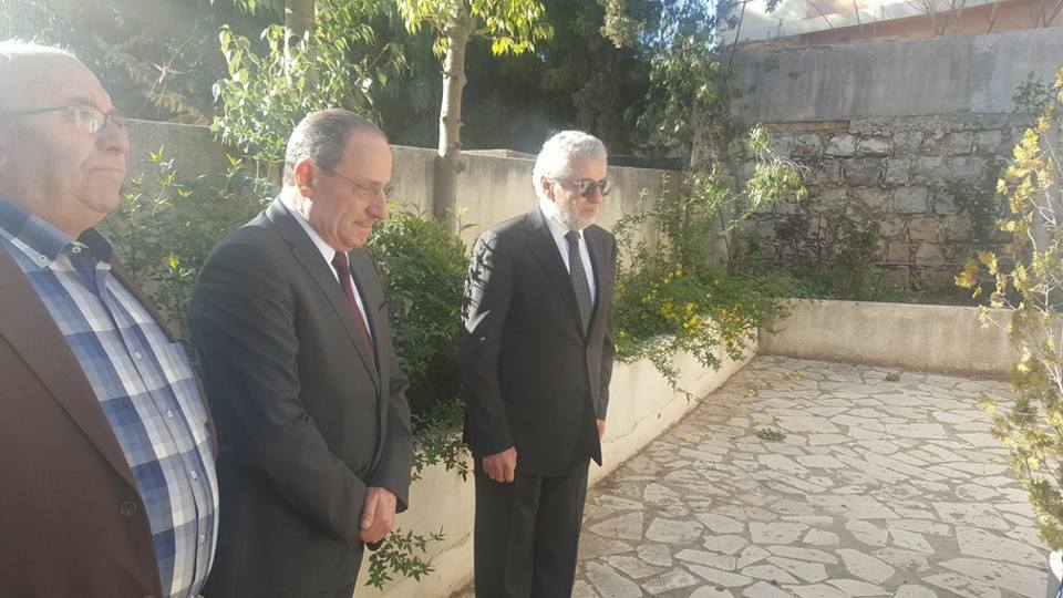 يقفون إجلالاً أما ضريح والده الشهيد