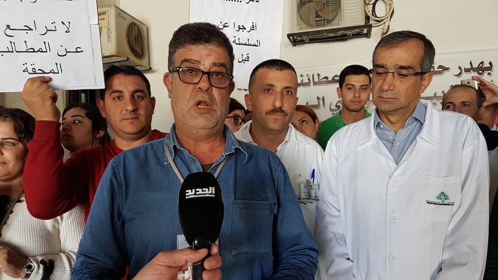 سلمان يقرأ البيان وبدا الى جانبه مدير المستشفى د. كلاكش