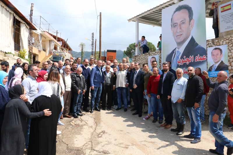 المرشح عن المقعد السني في حاصبيا ومرجعيون عماد الخطيب خلال جانب من الجولة في حلتا