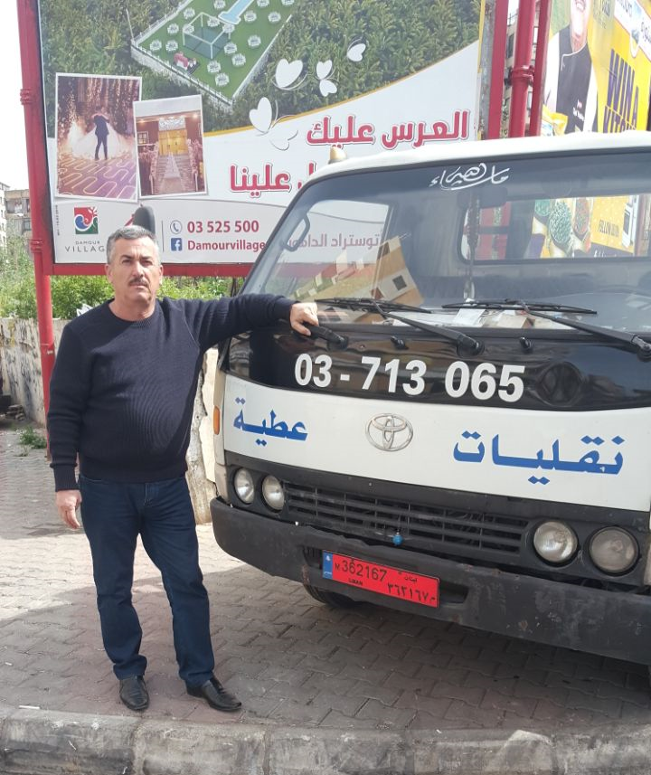 أبو فايز حسن عطية ما زال في هذه المهنة منذ أكثر من عشرين سنة، يتعامل مع زبائنه بمهنية عالية