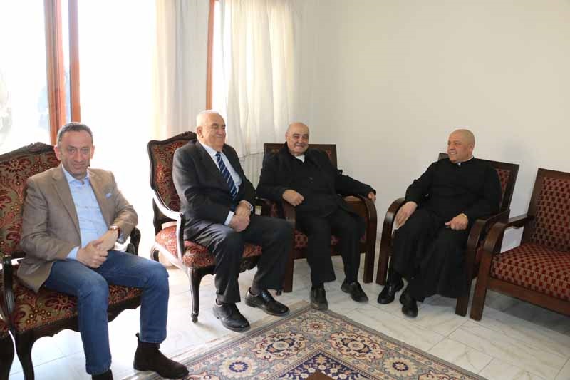 الوفد يهنىء المونسنيور منصور الحيّكم وكاهن الرعية الأب فيليب الراعي