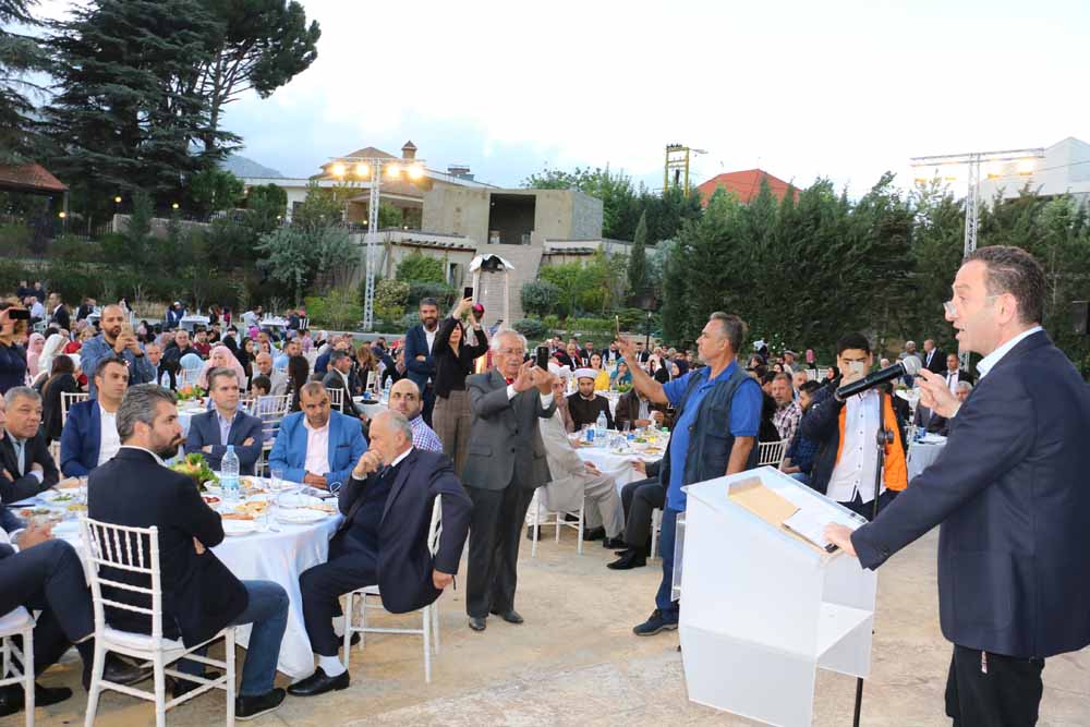 الخطيب متحدثا وبدا جانبا من الحضور