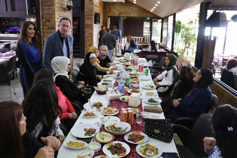 الخطيب وعقيلته وسيدات من المنطقة