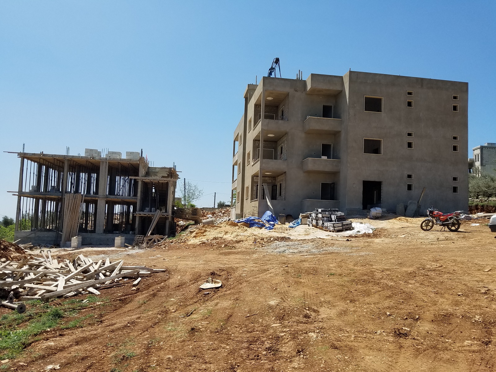 يتألف المشروع من \