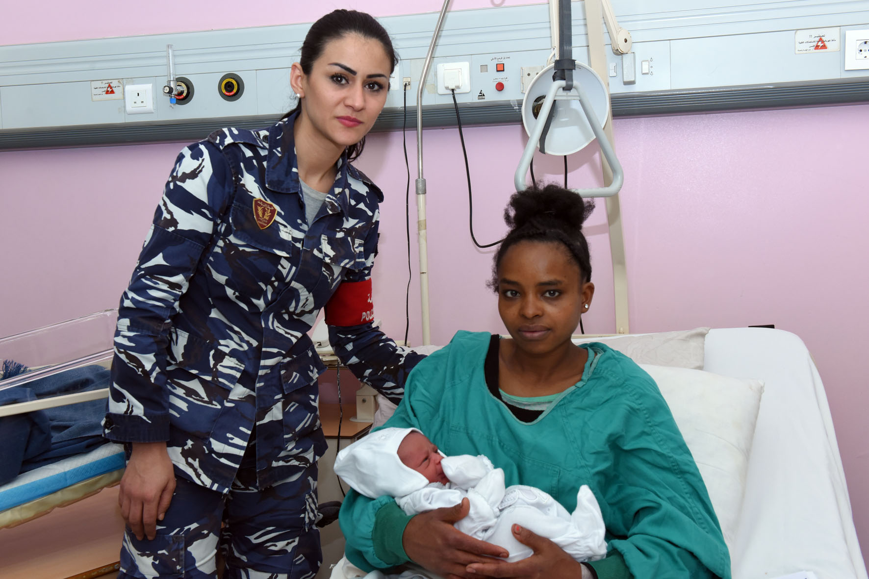 الأم وطفلها واحدى رتباء مكتب الشرطة السياحية الاقليمي في وحدة الشرطة القضائية