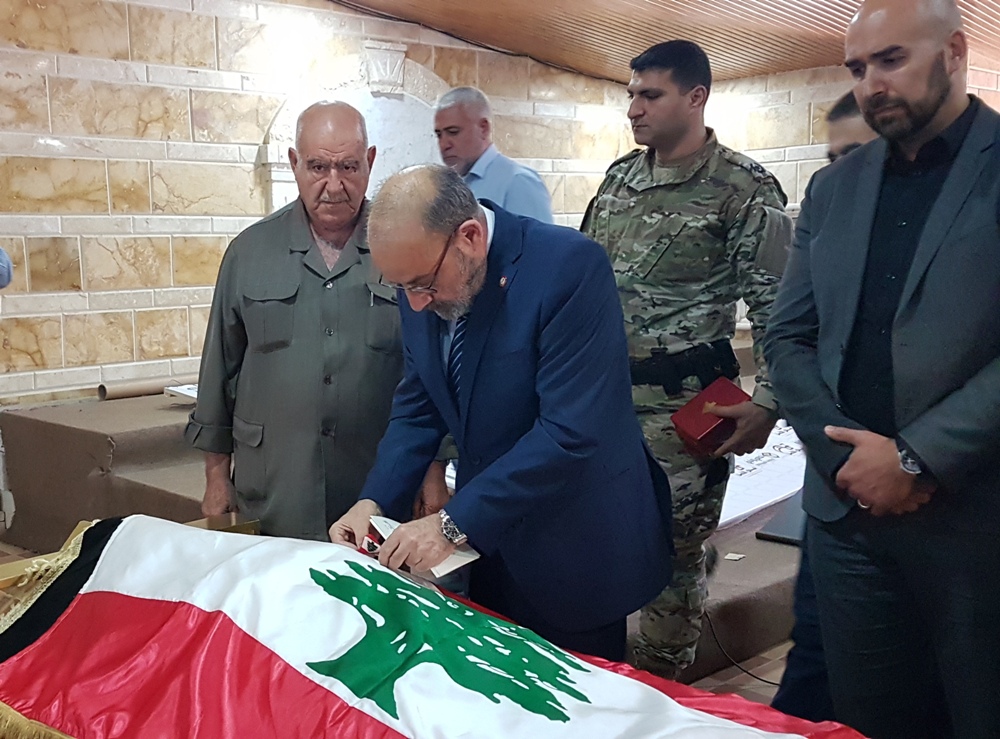 الصراف يقلد نعش الفقيد حمود وساما باسم رئيس الجمهورية