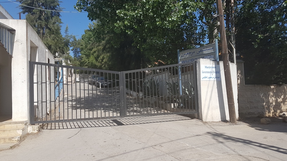 بوابة المستشفى الرئيسة مقفلة أمام المرضى إلا للحالات الطارئة