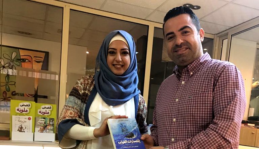 الكاتبة ميسون زهرة تستلم الكتاب من دار المؤلف