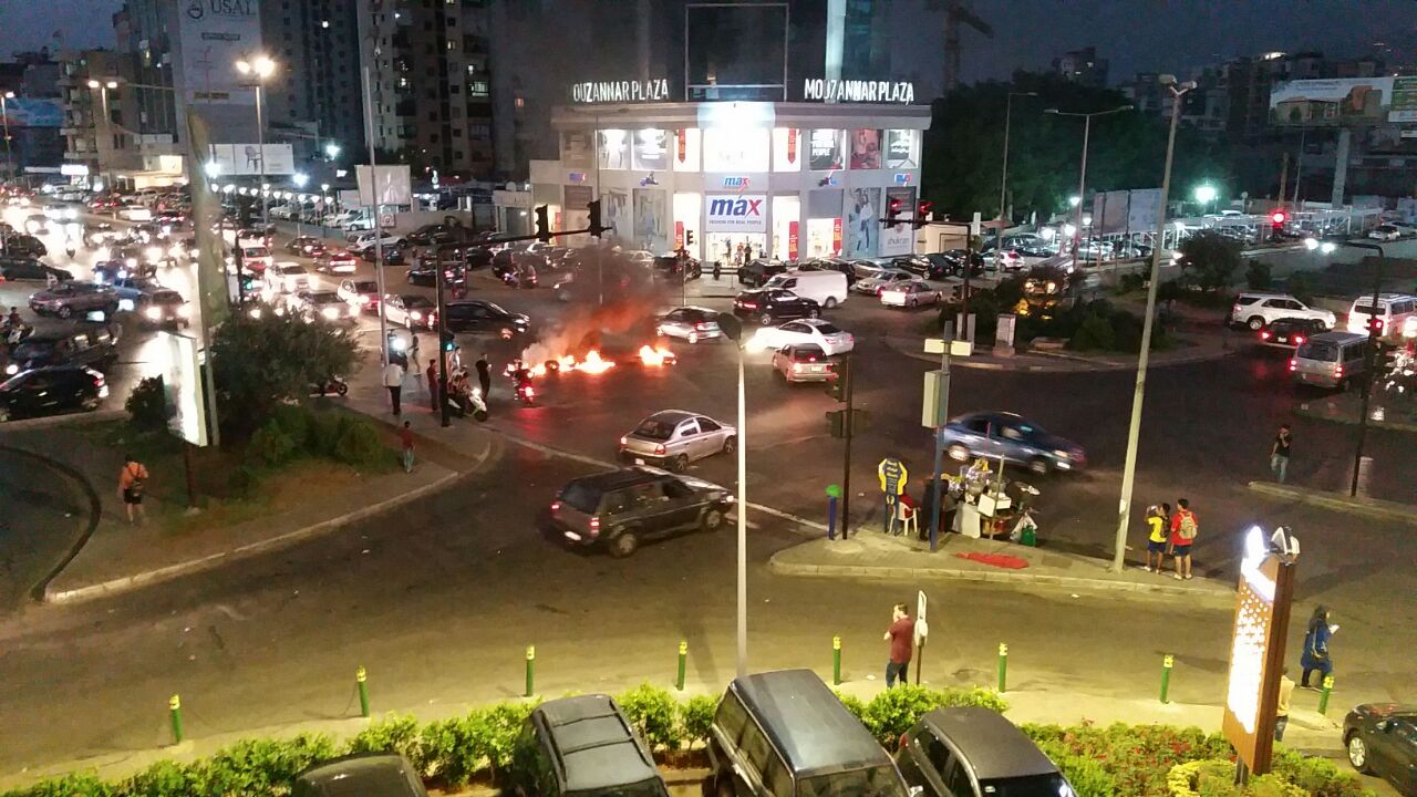 شباب من حركة امل يقطعون الطريق ويشعلون الاطارات في منطقتي مار مخايل والمشرفية على خلفية كلام النائب جميل السيد