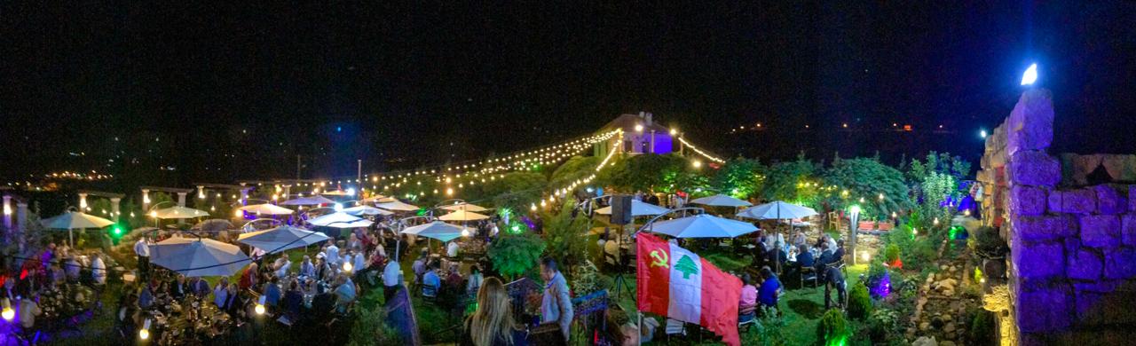 المكان  ضاق بالحضور رغم اتساعه