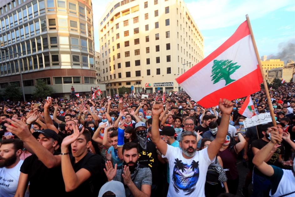 بيروت «تحت» صفيح ساخن: نزل الجيش إثر تعرّض المتظاهرين لواجهات بعض المصارف بالتكسير في وسط بيروت (هيثم الموسوي)