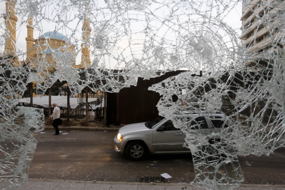 أمام مصرف لبنان: حرامي حرامي... رياض سلامة حرامي (مروان طحطح)