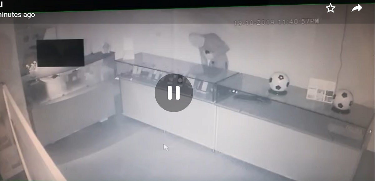 صورة للسارق من داخل محل التلفونات في الخيام