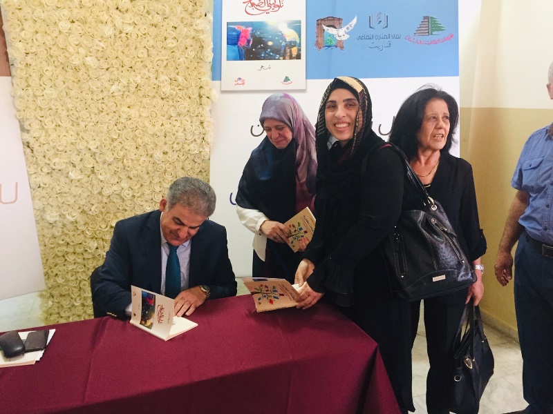 الشاعر باسم عباس خلال توقّيع «ناوليني الصباح» في صور