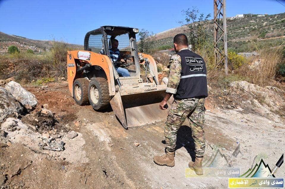 فتح الطريق الدولية عند مفرق سوق الخان بإزالة الاتربة وخيم المعتصمين من المكان بإشراف مخابرات الجيش