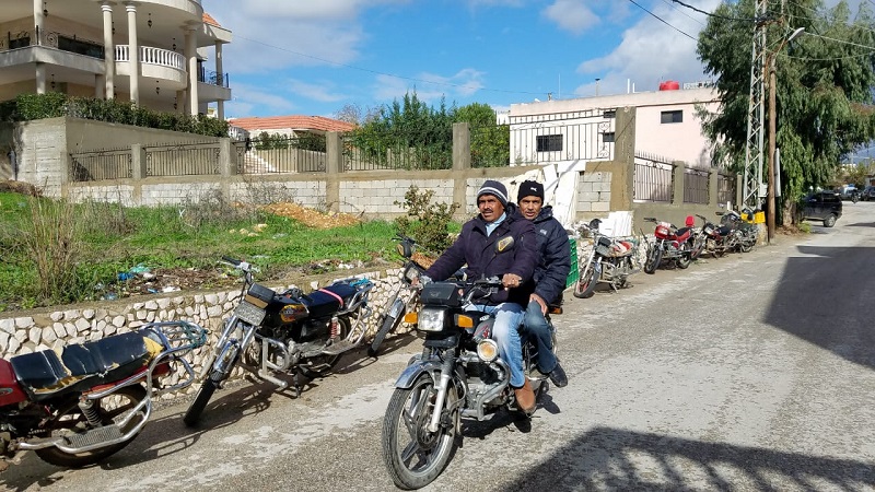 دراجات نارية لسوريين، مقابل بيتزا هوم، جاء أصحابها إلى سوق الخميس