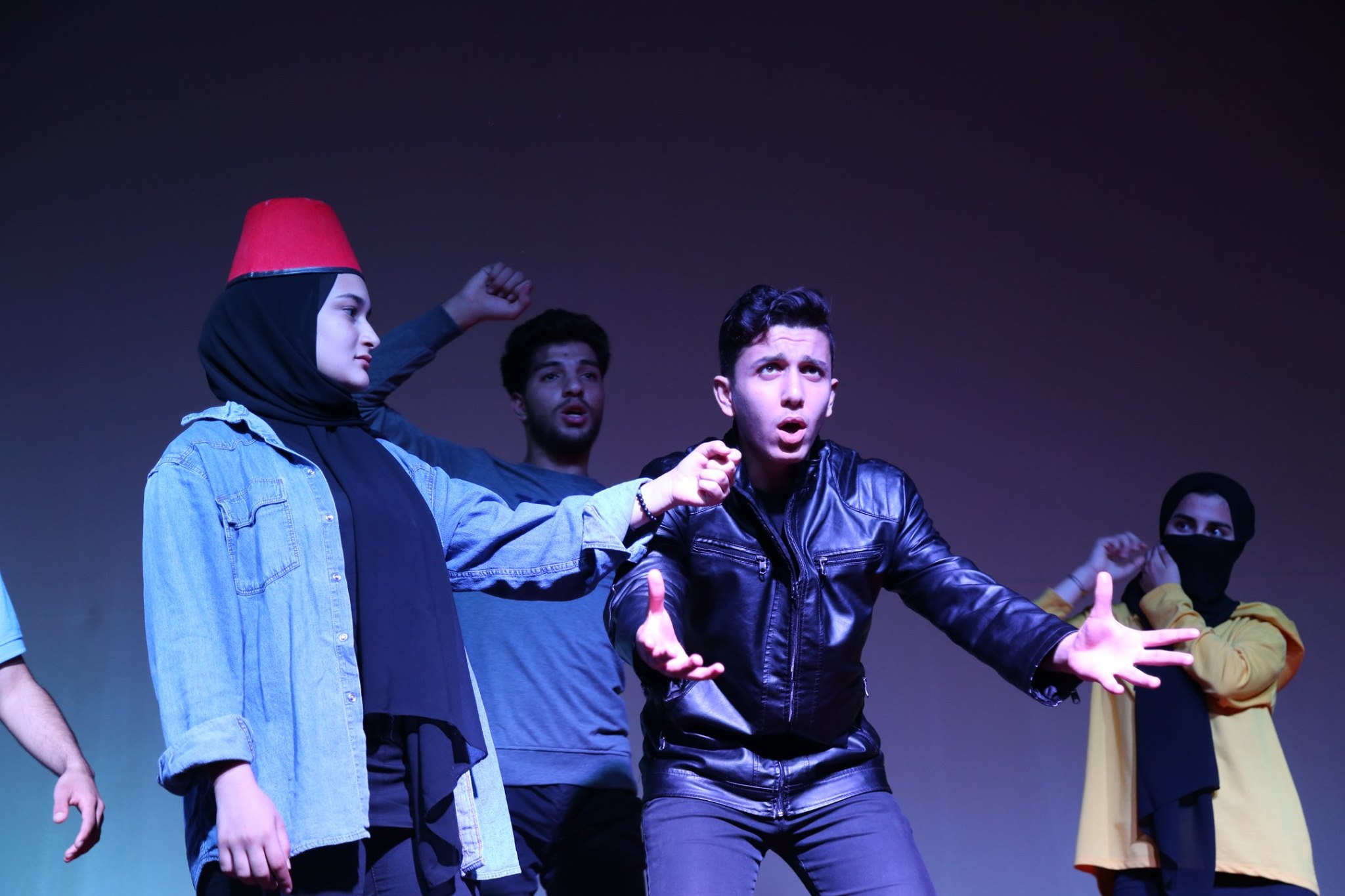 من العرض المسرحي للطلاب