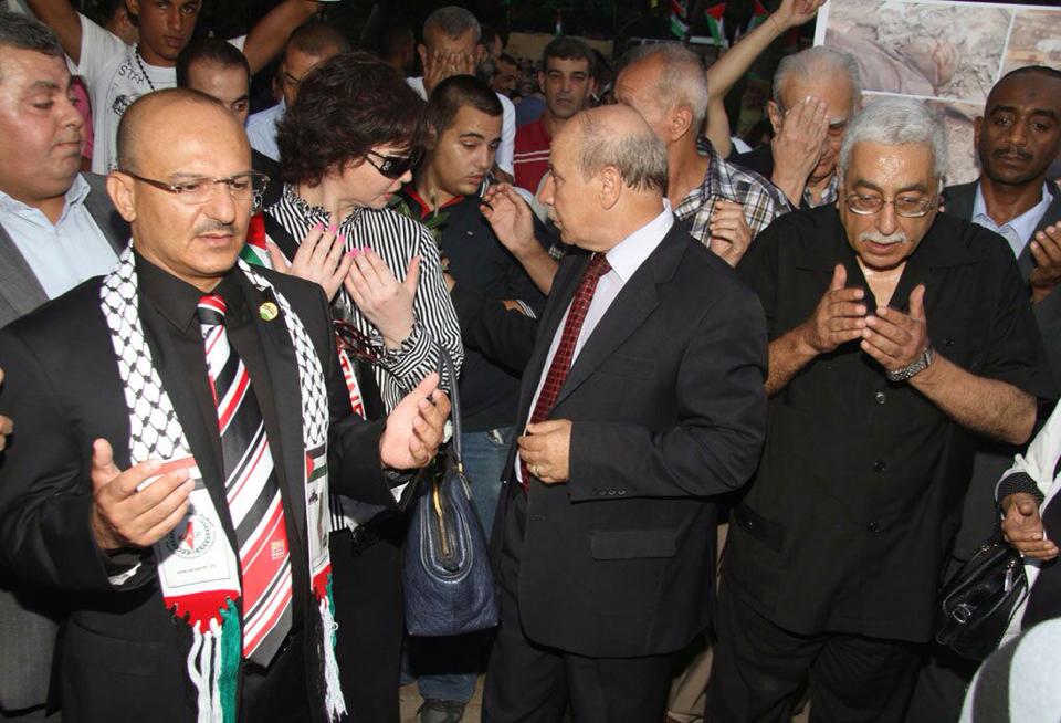 تجمع اللجان والروابط الشعبية في وقفة وفاء للشهداء 