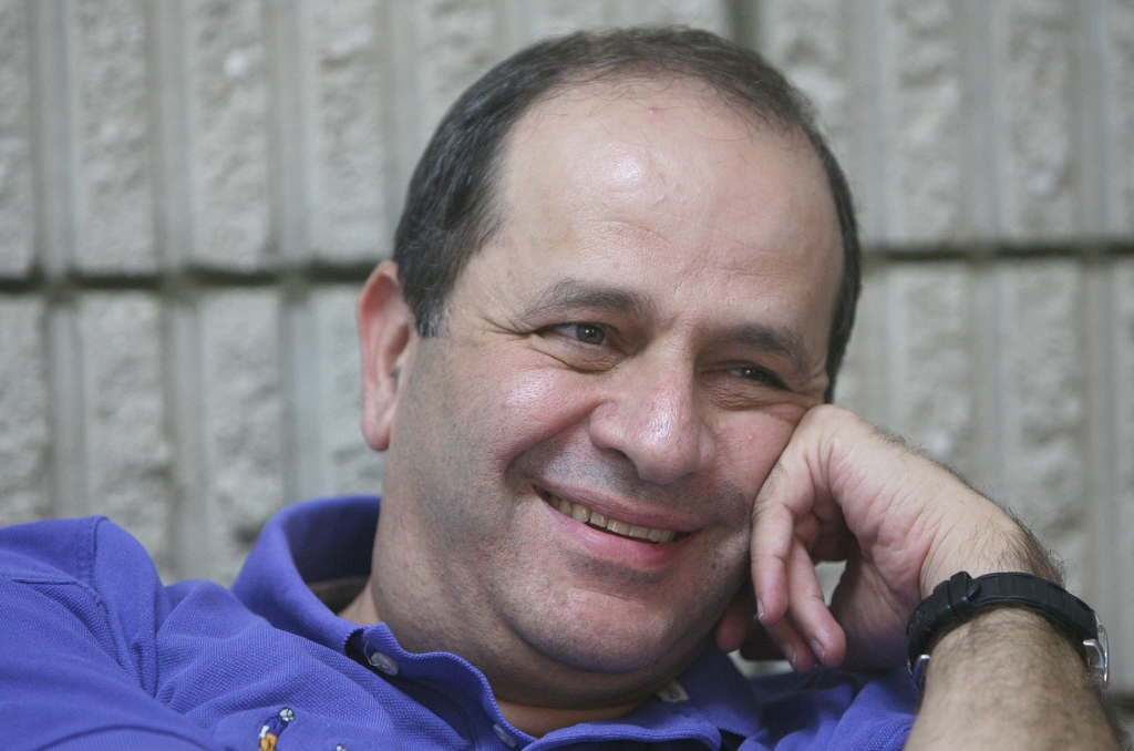 احتفل الضاهر مع موظفي التلفزيون وقال إنّ جعجع «كتير زغير قدام الوليد بن طلال» (مروان طحطح)