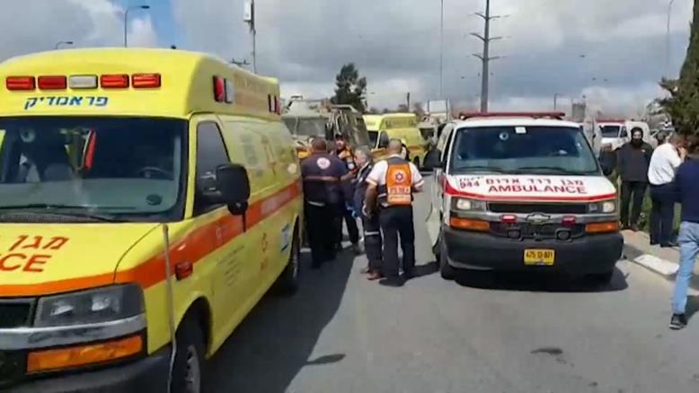 سيارات إسعاف في مكان العملية (الجزيرة)