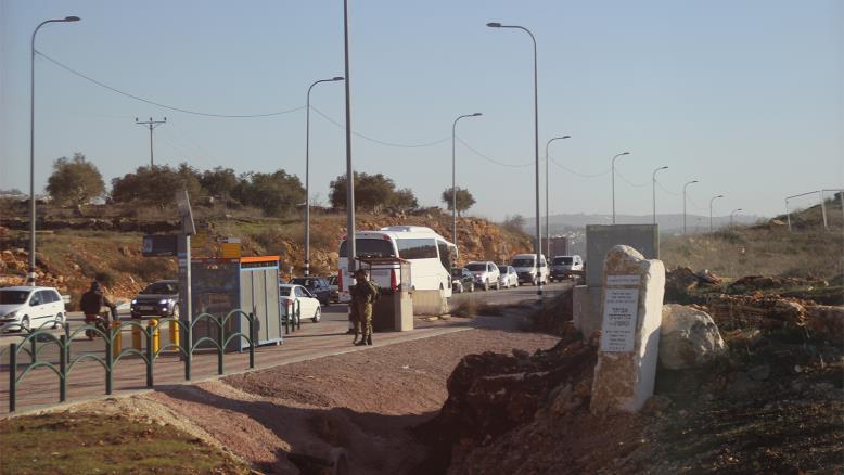 صورة أرشيفية تظهر جنود الاحتلال ومستوطنين قرب حاجز زعترة جنوب نابلس (الجزيرة)