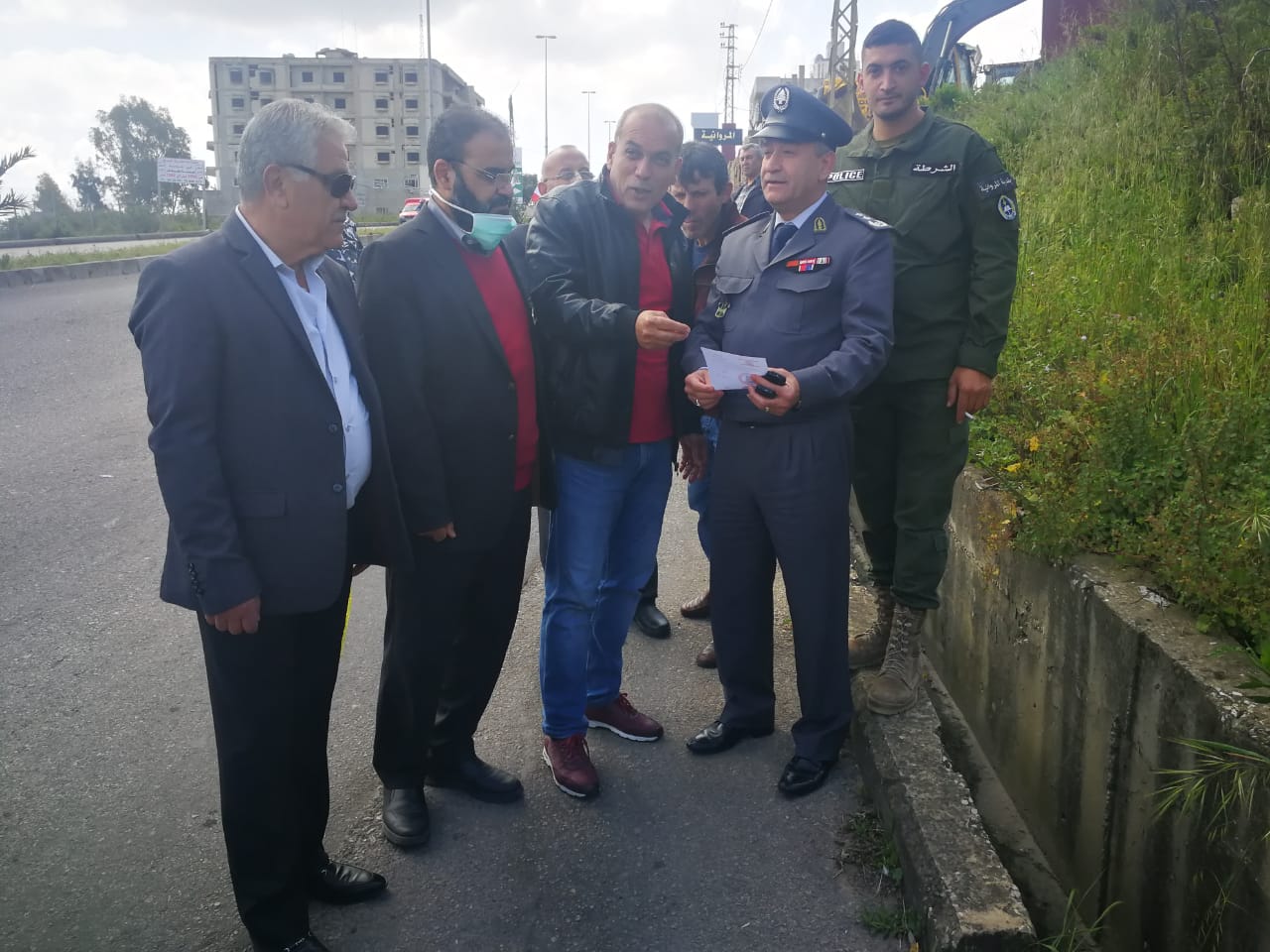 على اوتستراد المروانية - زفتا  قائد سرية النبطية العقيد توفيق نصرالله ورئيس بلدية المروانية المهندس محمدكوثراني وعناصر الشرطة. يشرفون  ويتابعون الخطة الامنية