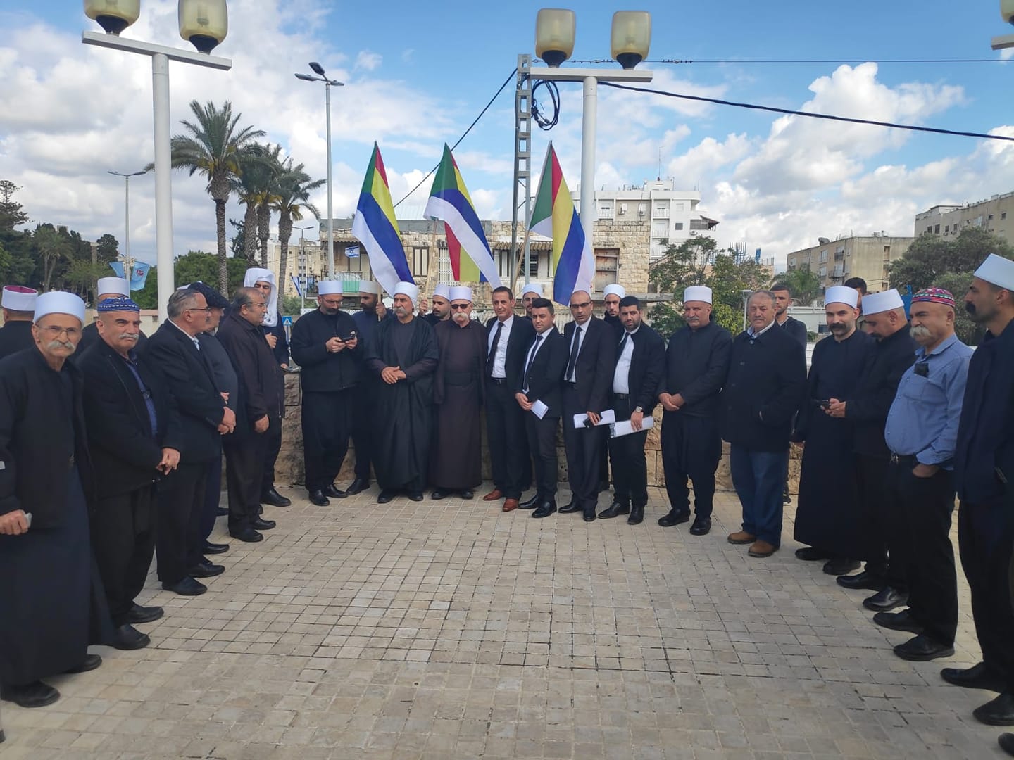 رئيس لجنة التواصل الشيخ ابو محمد علي مع ثلة من المحامين ومتاضمنون من هضبة الجولان ومشايخ اعضاء اللجنه من الكرمل، الساحل والجبل وآخرون أمام محكمة الصلح في عكا عصر أمس