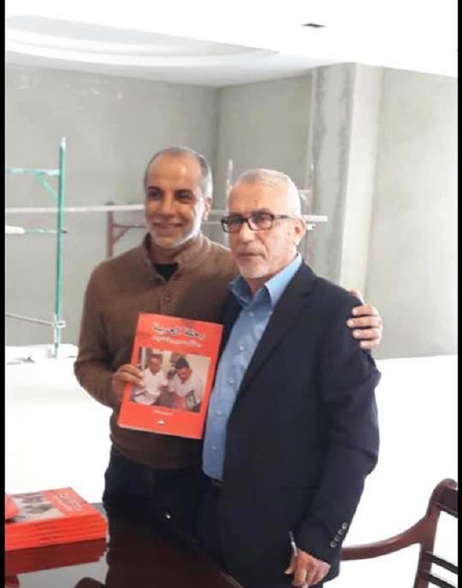 محمد صفا، الأمين العام لمركز الخيام لتأهيل ضحايا التعذيب.. والأسير المحرر نبيه عواضة يحملان كتاب رحلة الحرية عن رسائل سمير القنطار