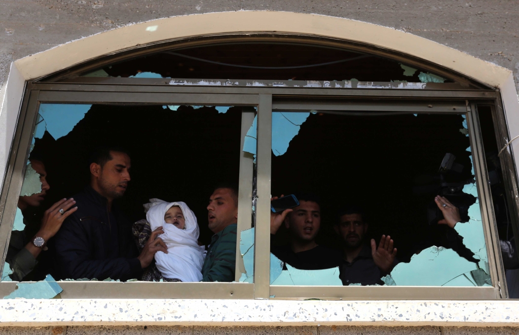 عدد الشهداء حتى مساء أمس 26، منهم ثلاث سيدات مع جنينَين، ورضيعان وطفل، فيما أصيب 154 مواطناً بجراح مختلفة