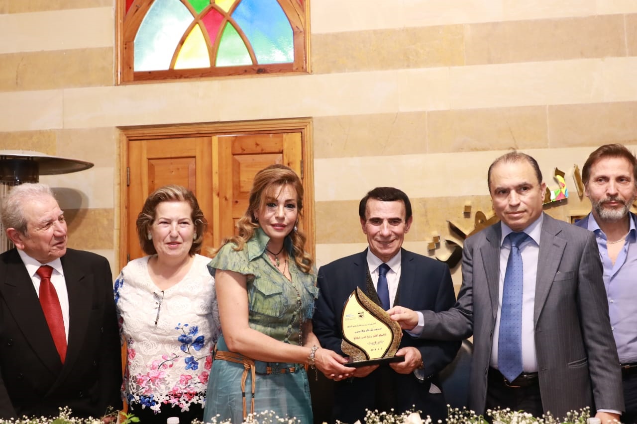 تسليم درع التكريم للفنان محي الدين الغالي