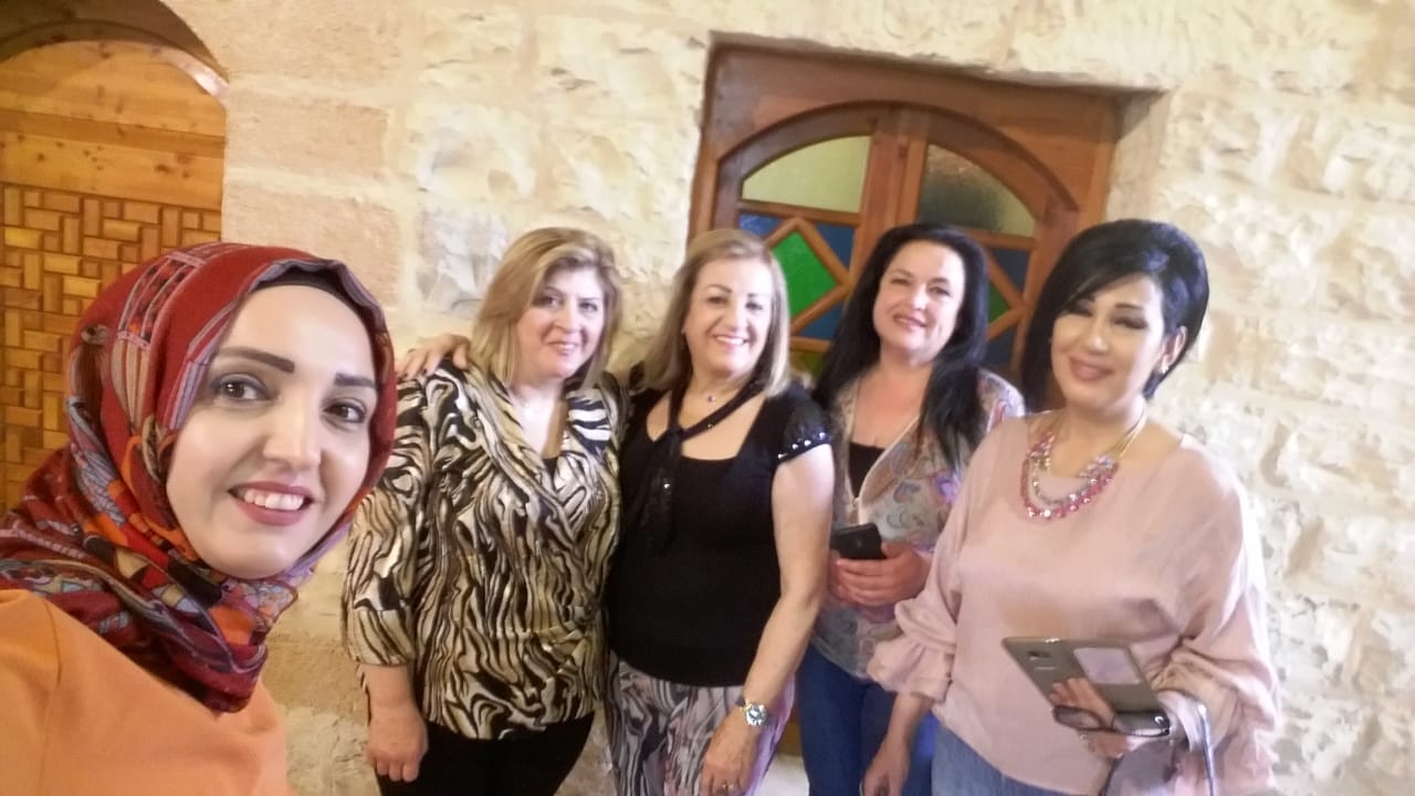 سيدات  من الحضور