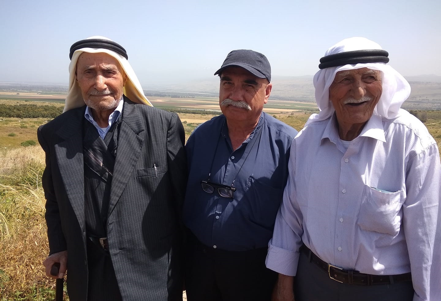 الكاتب فوّاز حسين متوسطاً الحاج ابو عثمان محمود احمد عزايزة والحاج ابو ابراهيم يوسف علي قطيش حجاج