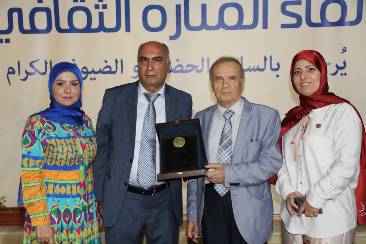 عفيف قاووق وعقيلته السيده هيلانه والسيدة فاطمة هزيمة جابر يقدمون درعا تقديريا  للشاعر محمد علي شمس الدين